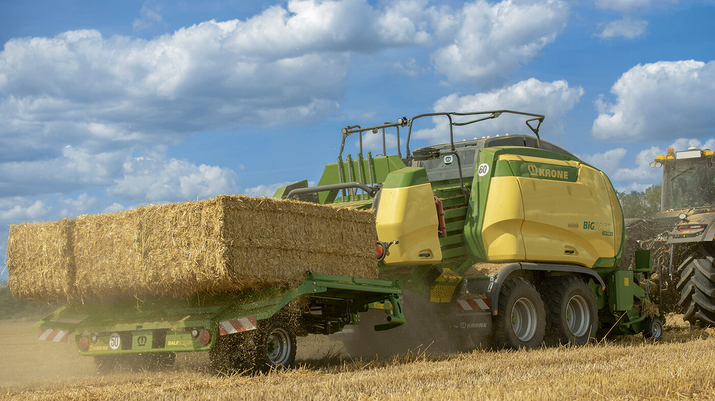 Krone BiG Pack 1270 VC balya makinesi tarlada çalışırken