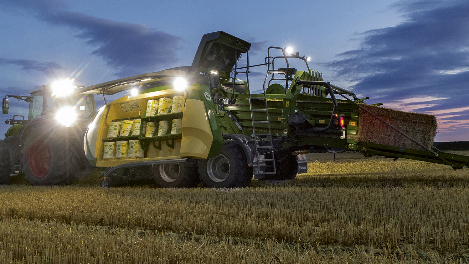 Krone balya makinesi gece çalışırken